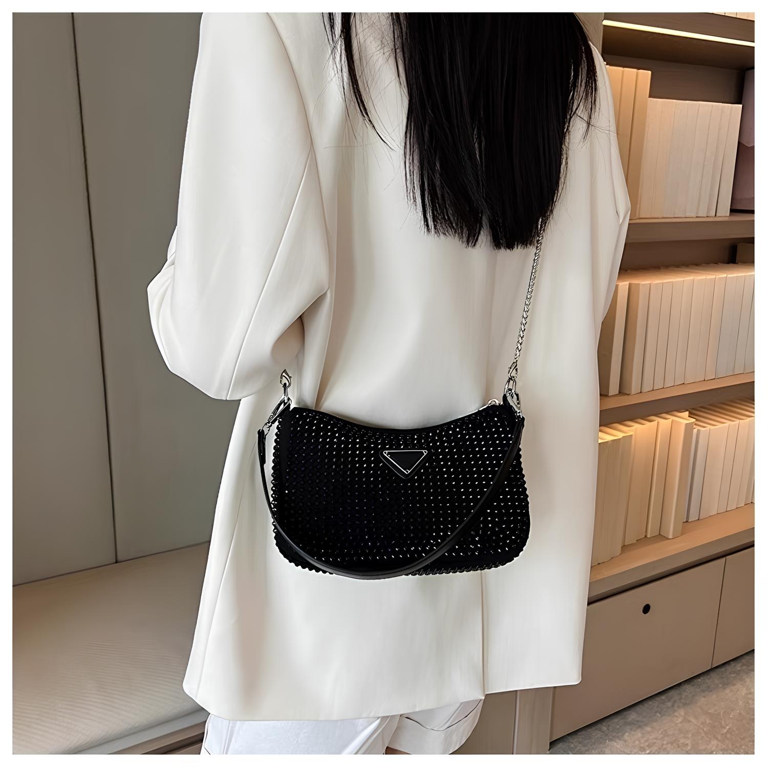 Bolsa Cristal Sublime – Sofisticação em Strass e Alça de Corrente Prata